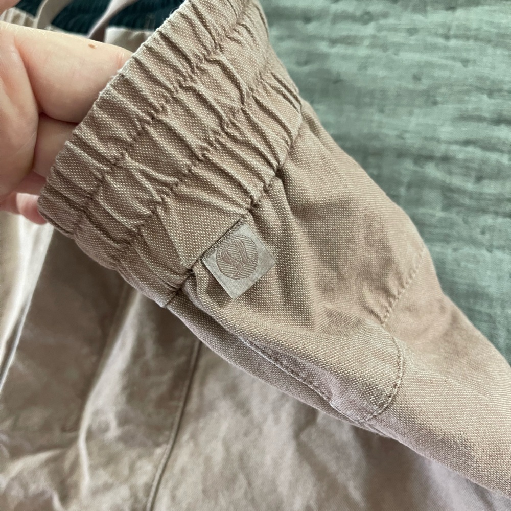 lululemon athletica Mens Bowline 8” Pinkish Tan Khaki Shorts Zip Pocket Sz Large - Picture 4 of 10